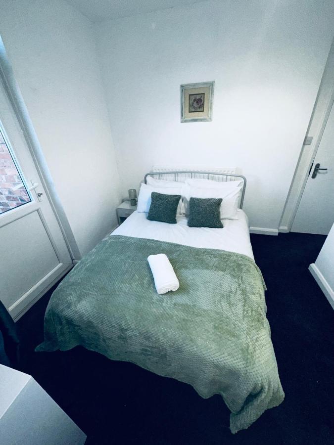 Stylish Town House - Modern Double - 2 Guest house